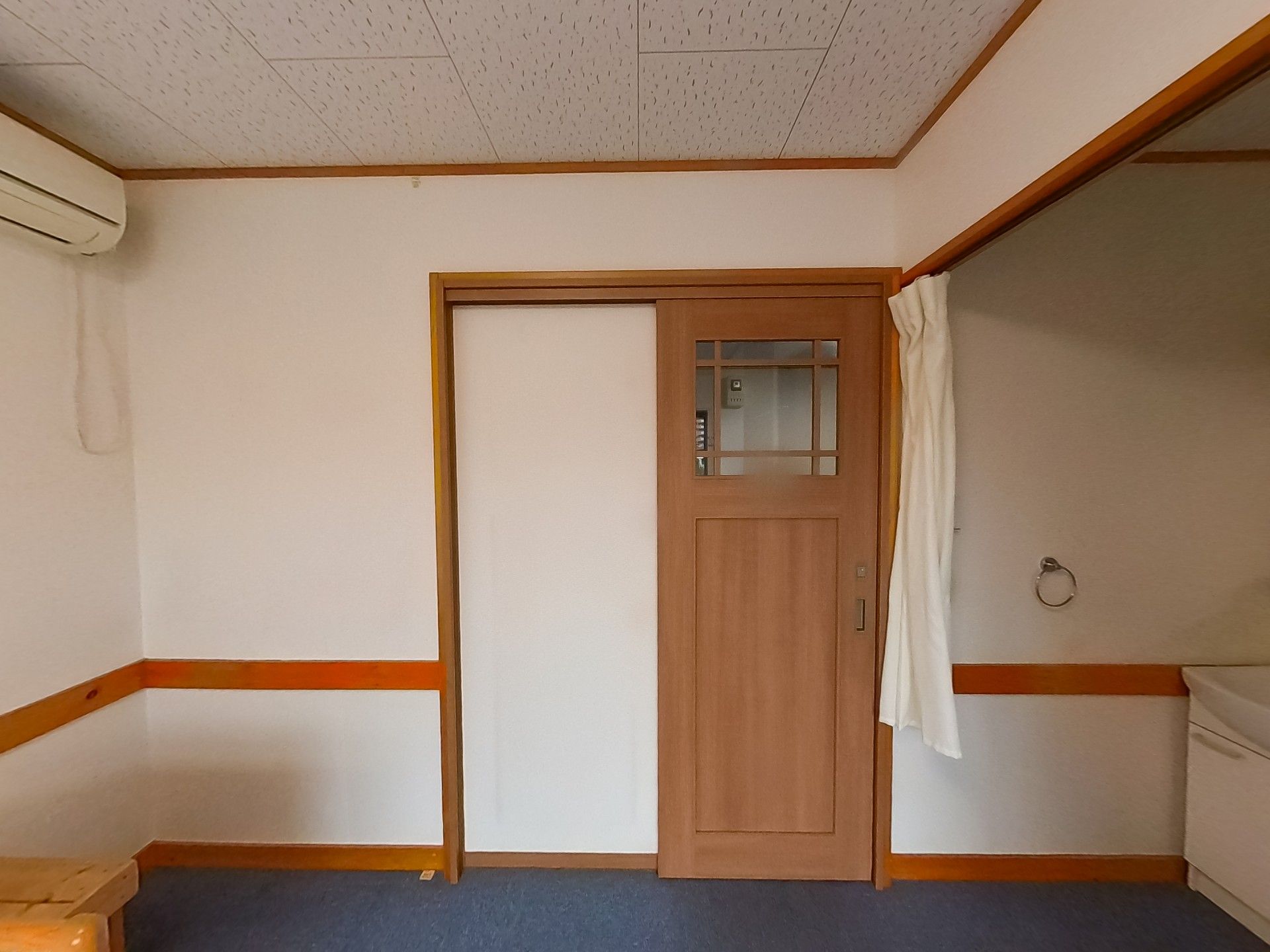 木製の引き戸のある部屋