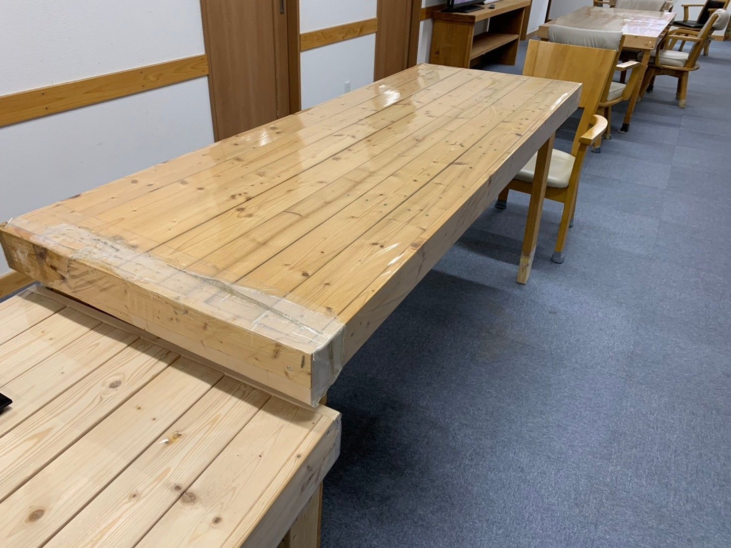 木製テーブルと椅子のある部屋