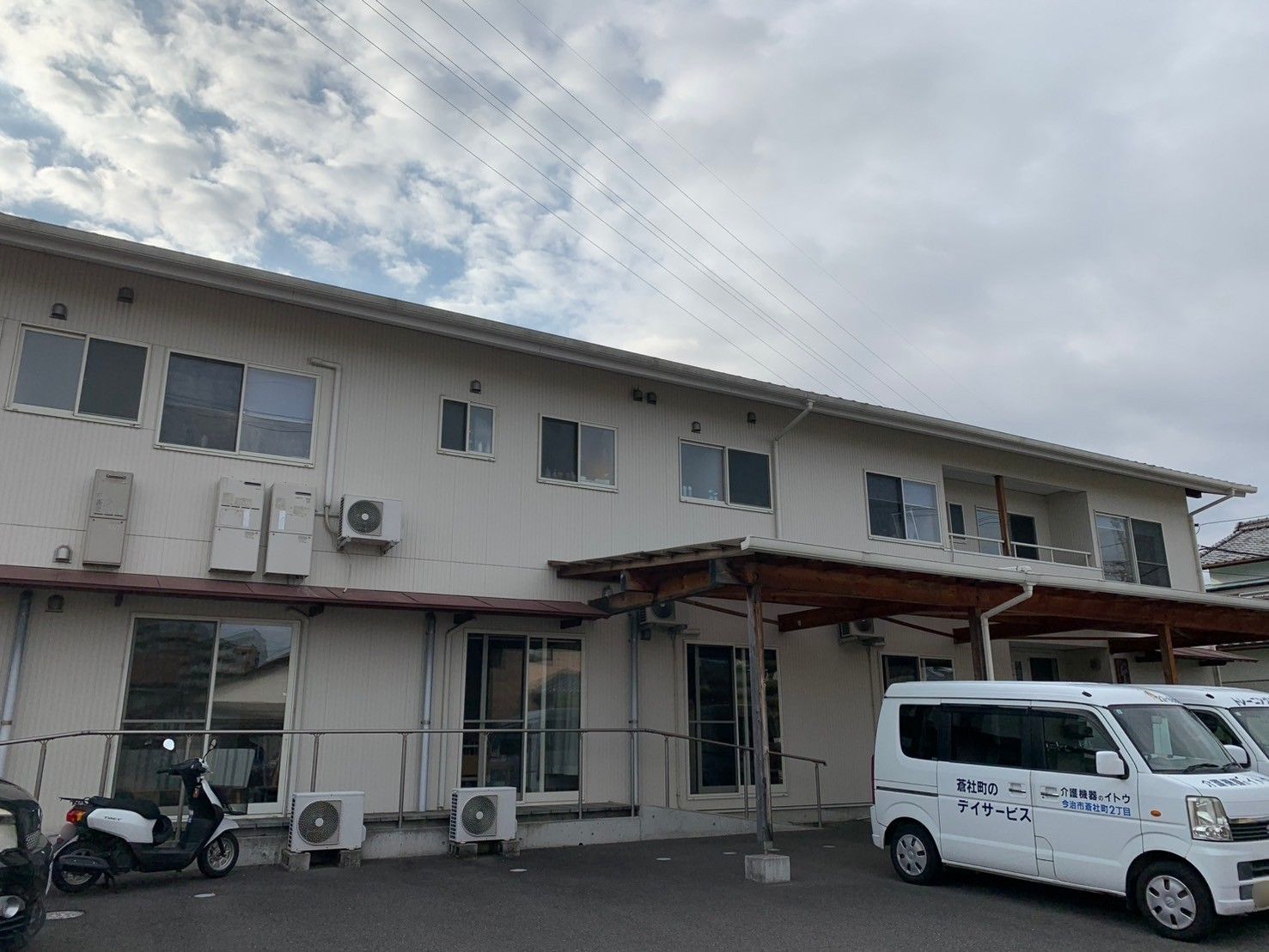 建物の外観と駐車場