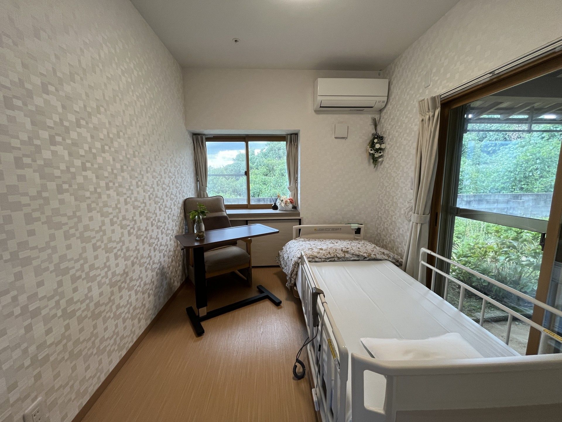 窓際のベッドと椅子