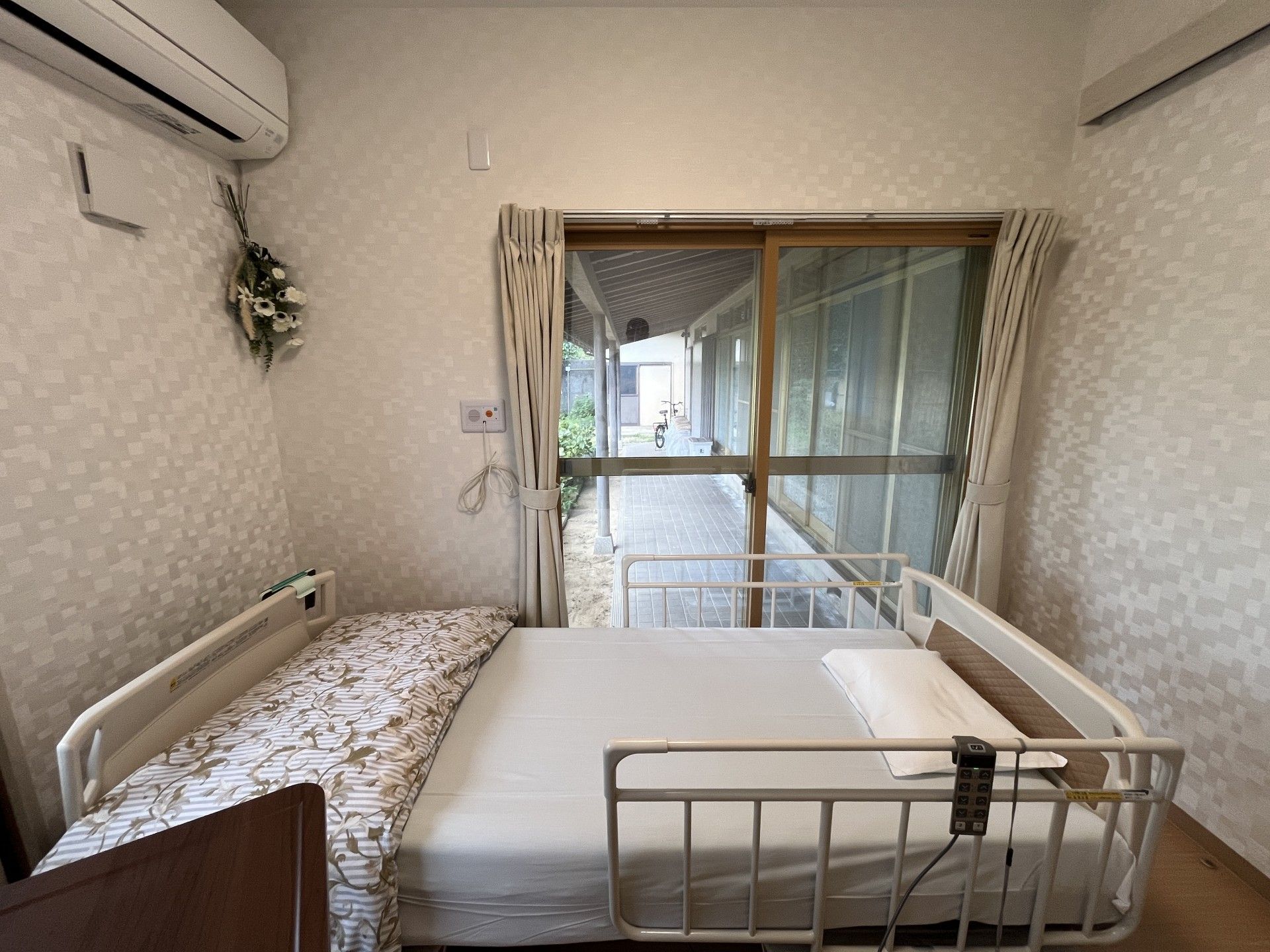 窓際のベッドルーム