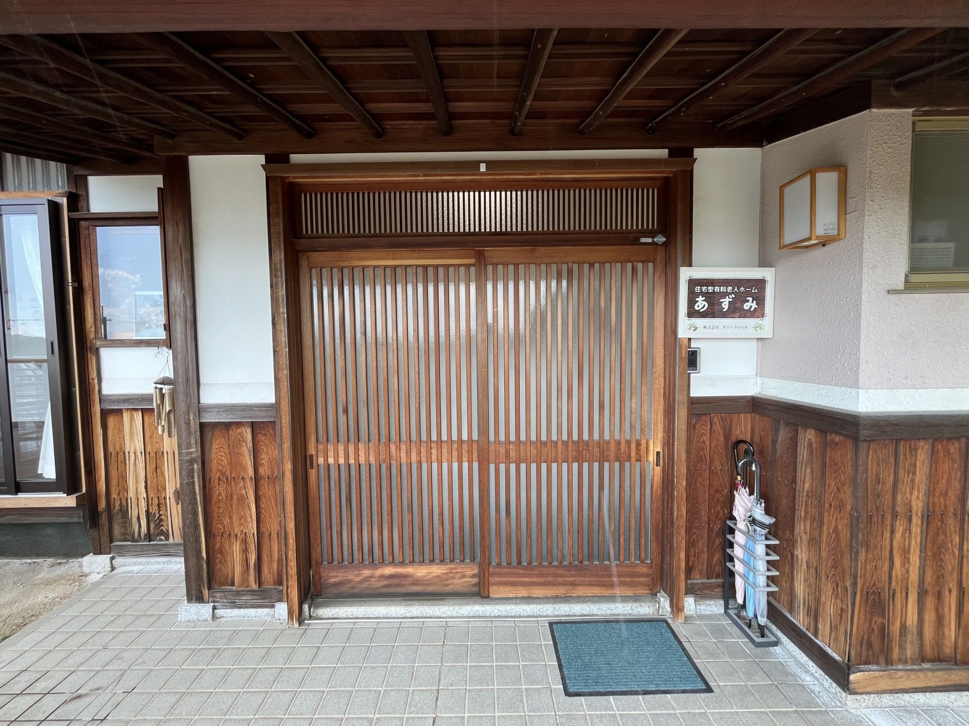 木製の引き戸の玄関