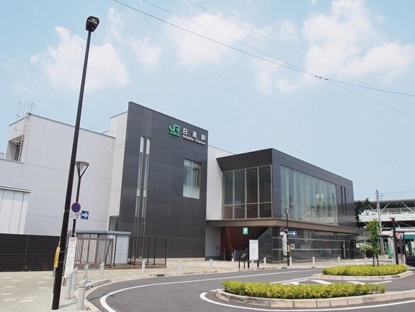 新幹線をはじめ、10路線が乗り入れているターミナル駅で、２つの駅ビルと繋がっている。コンコースも含め飲食店なども多い。