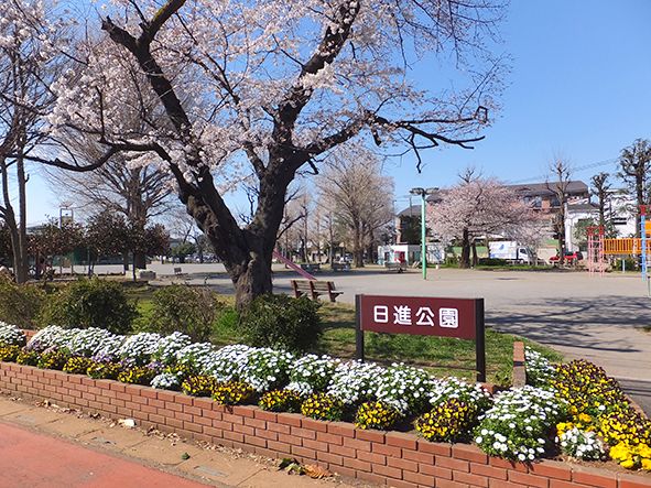 グラウンドゴルフなどが行える広場や児童公園、コミュニティセンターもある。桜の花見スポットとしても有名な公園である。