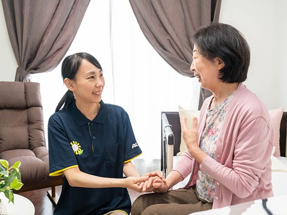 入口の門が温かく迎えてくれる、誰でも利用がしやすい雰囲気の施設外観