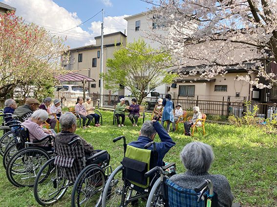 壁一面の大きな窓から入る自然光が明るく、広々とした食堂