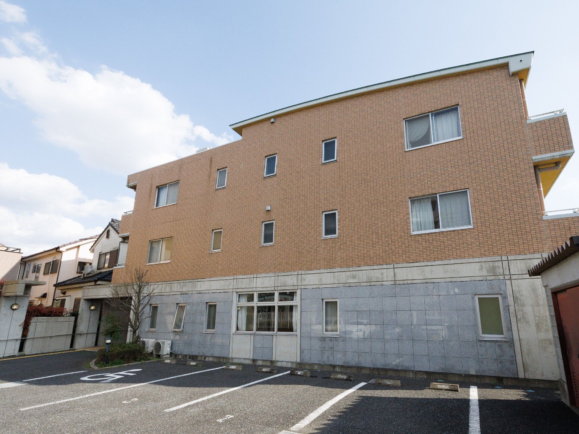 3階建ての介護付き有料老人ホームの外観