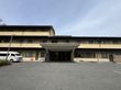 広い駐車場の建物外観