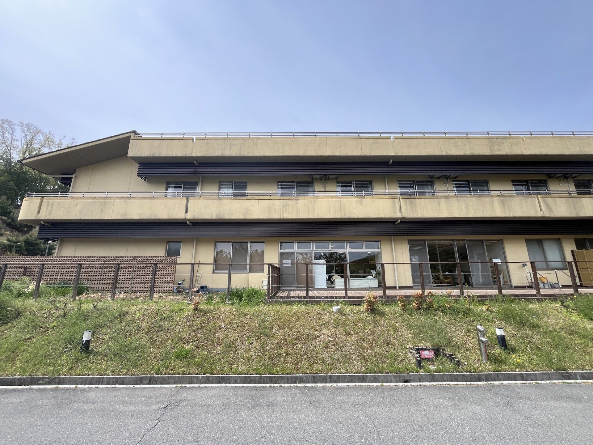 広い建物の外観