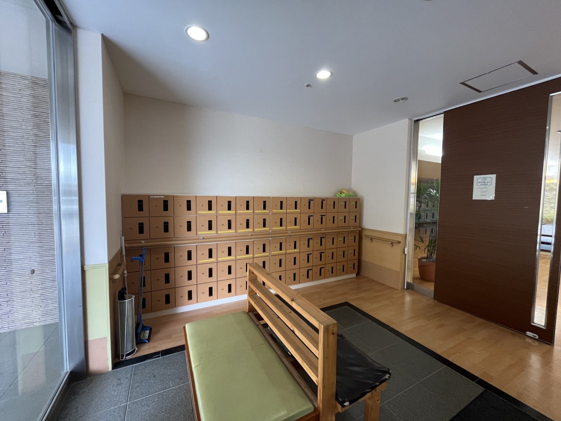 靴箱とベンチのある入口