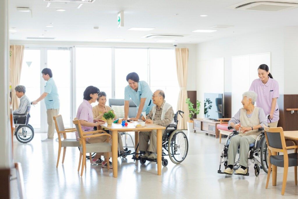 たくさんのスタッフと入居者様たちとの団らん風景