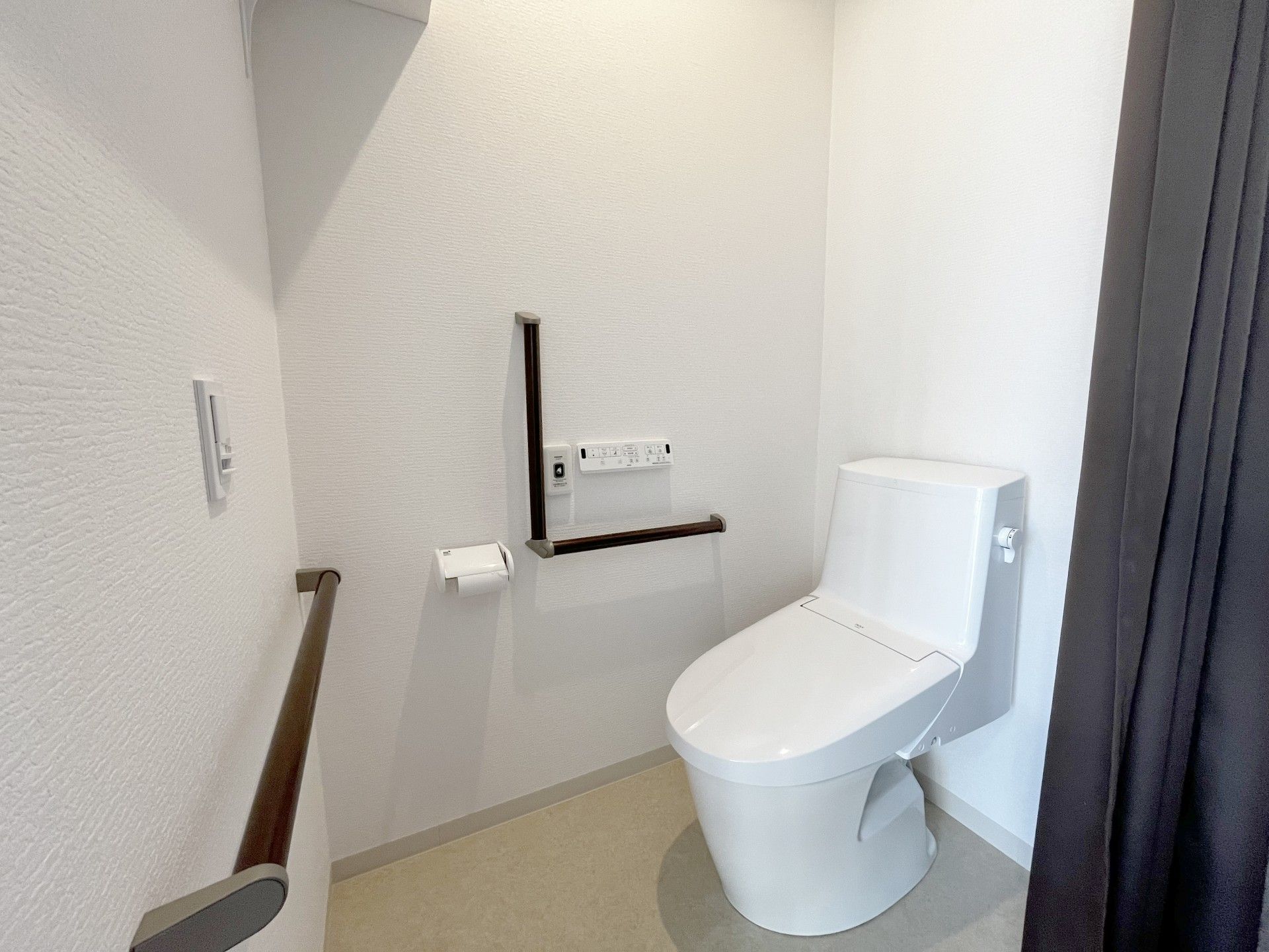 手すり付きのトイレ