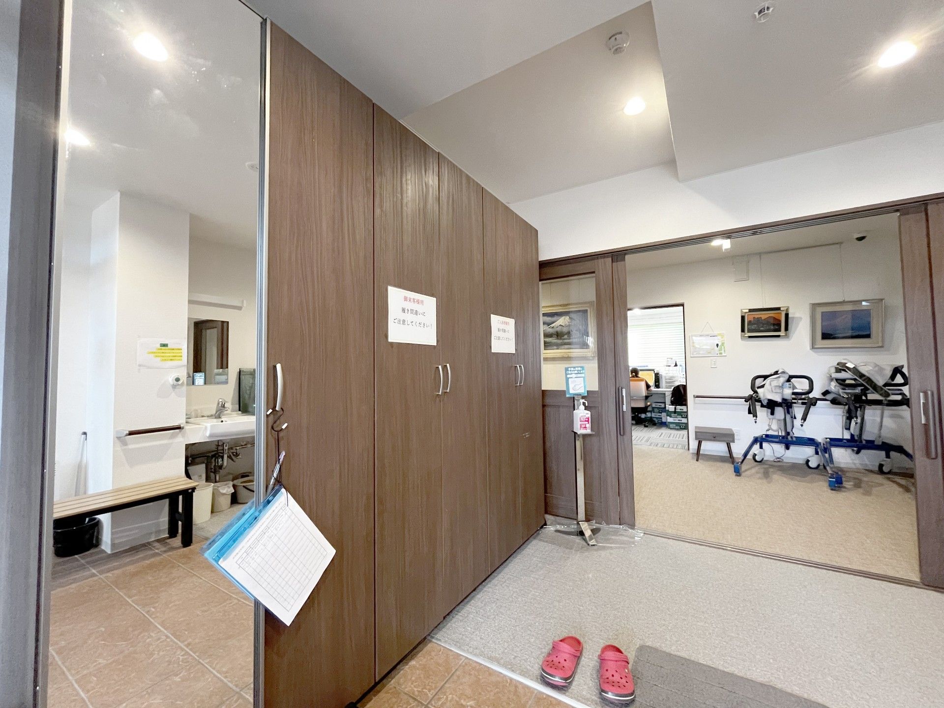 広い入口と設備の部屋