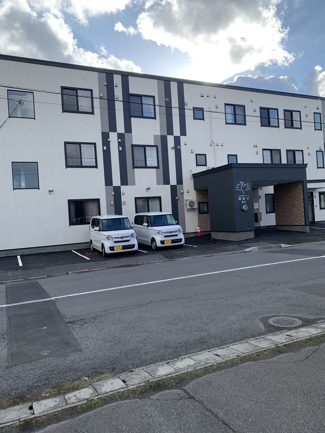 モダンな外観の建物