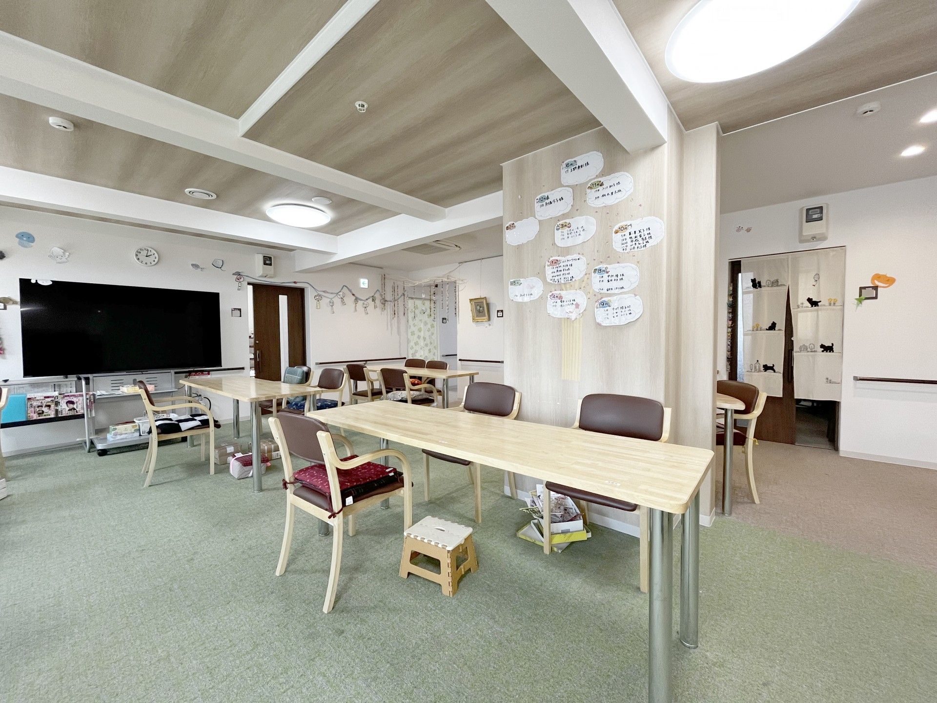 広いテーブルのある部屋