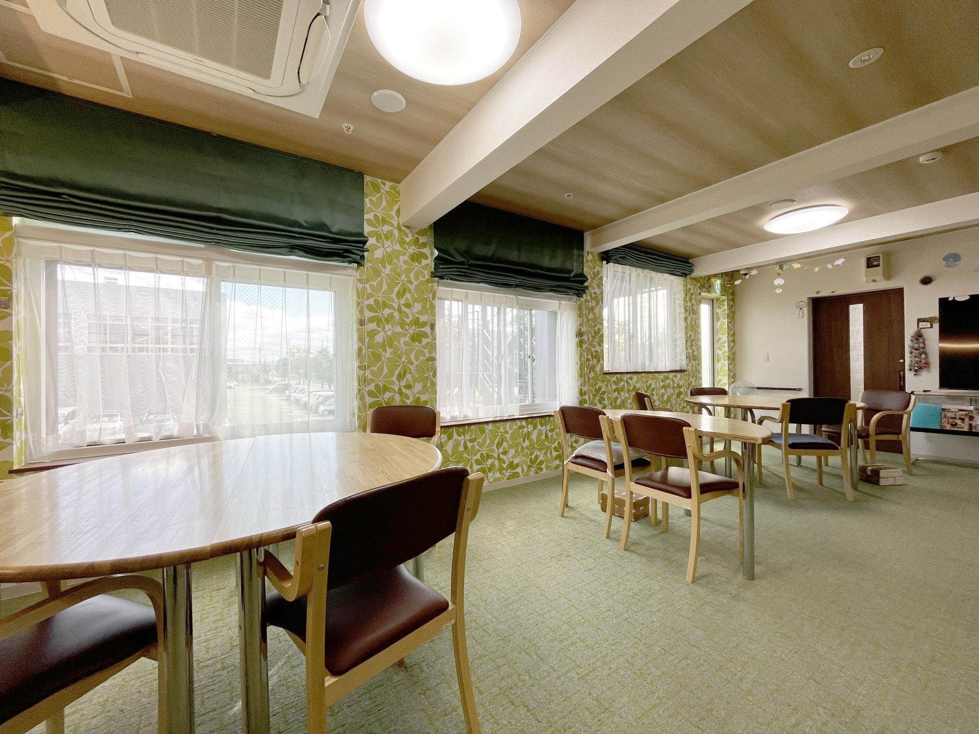 明るい窓辺のテーブル