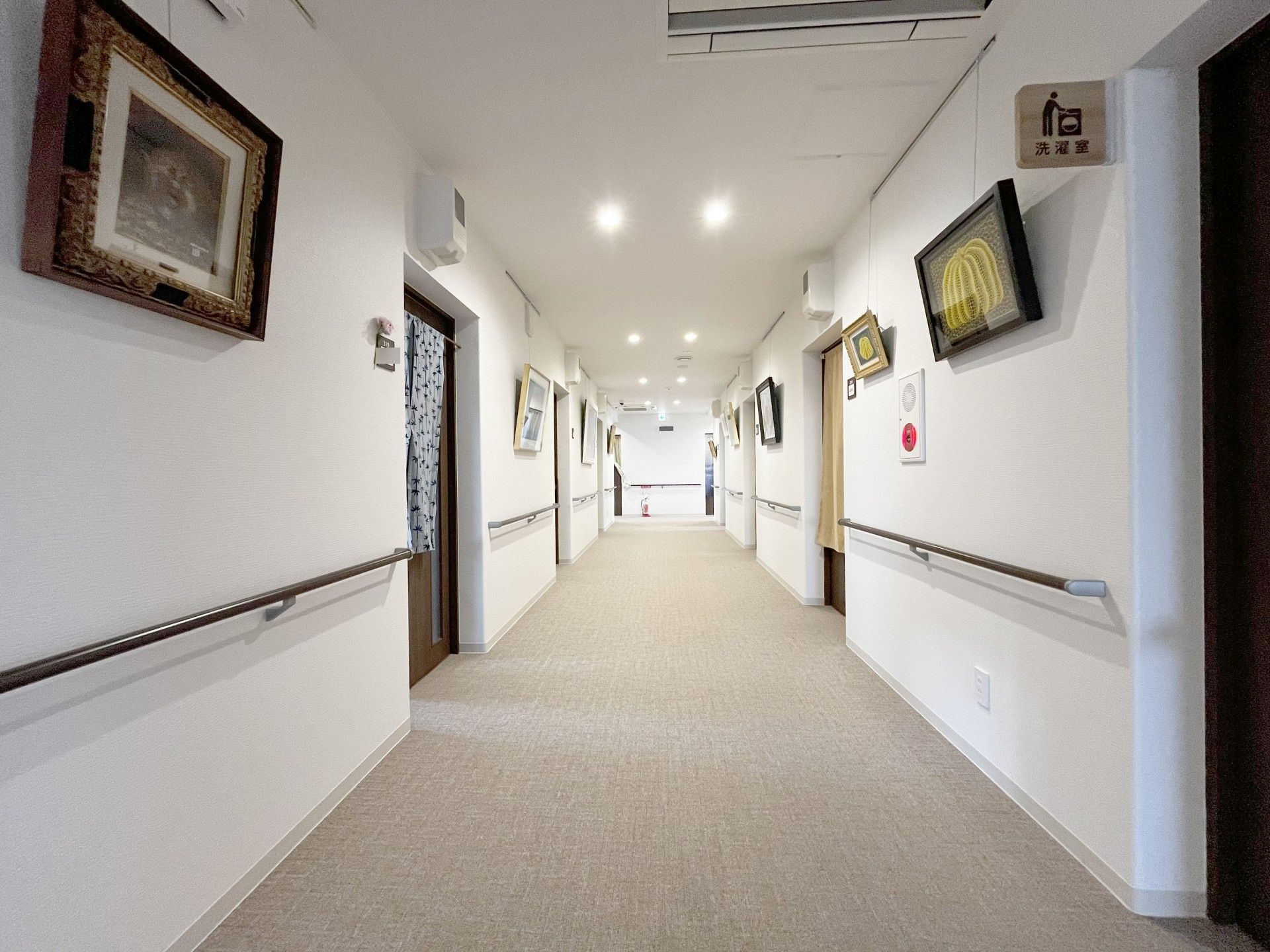 絵画が飾られた廊下