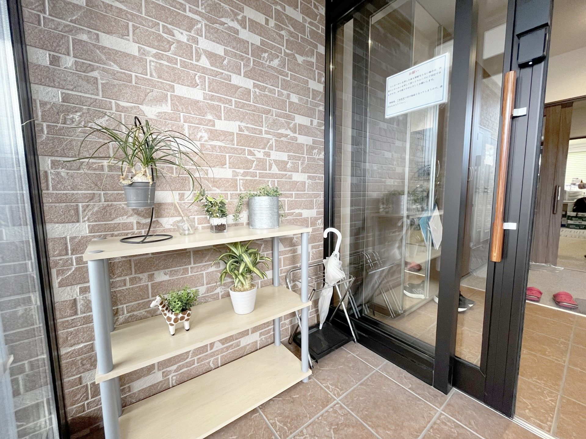 植物が飾られた棚と出入口