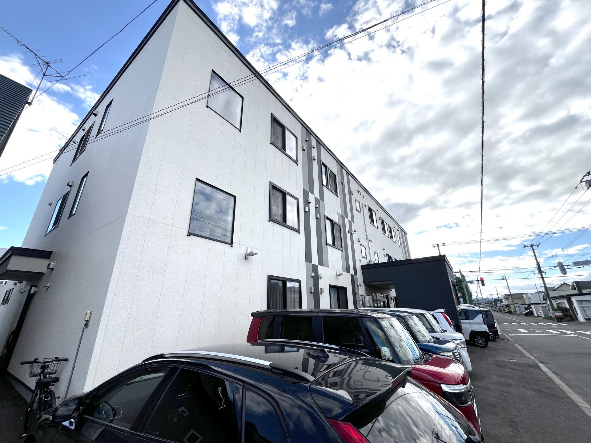 青空の下の建物外観