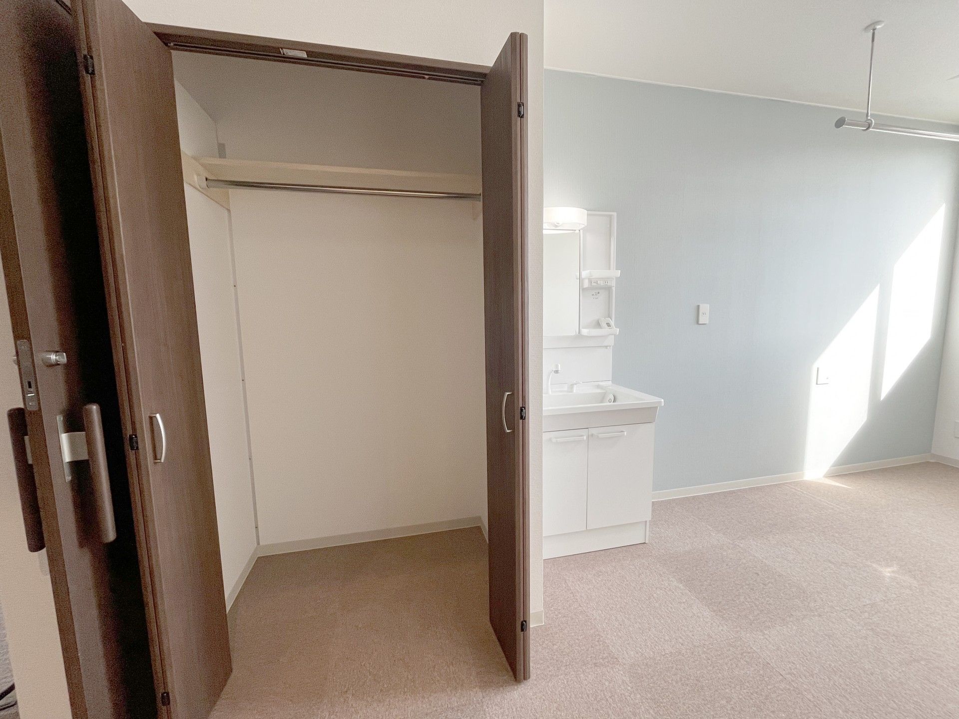 収納と洗面台のある部屋