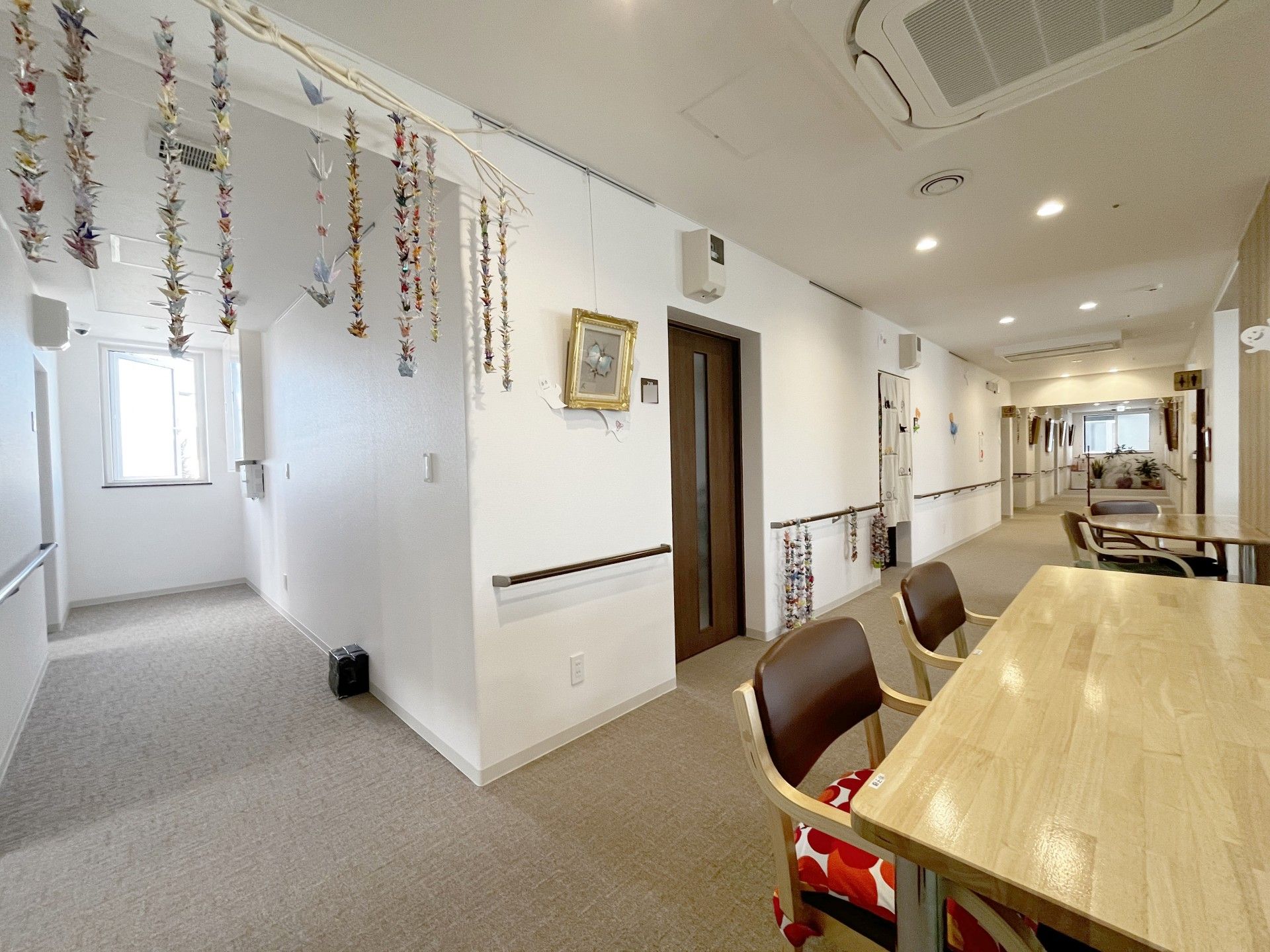 折り鶴が飾られた廊下