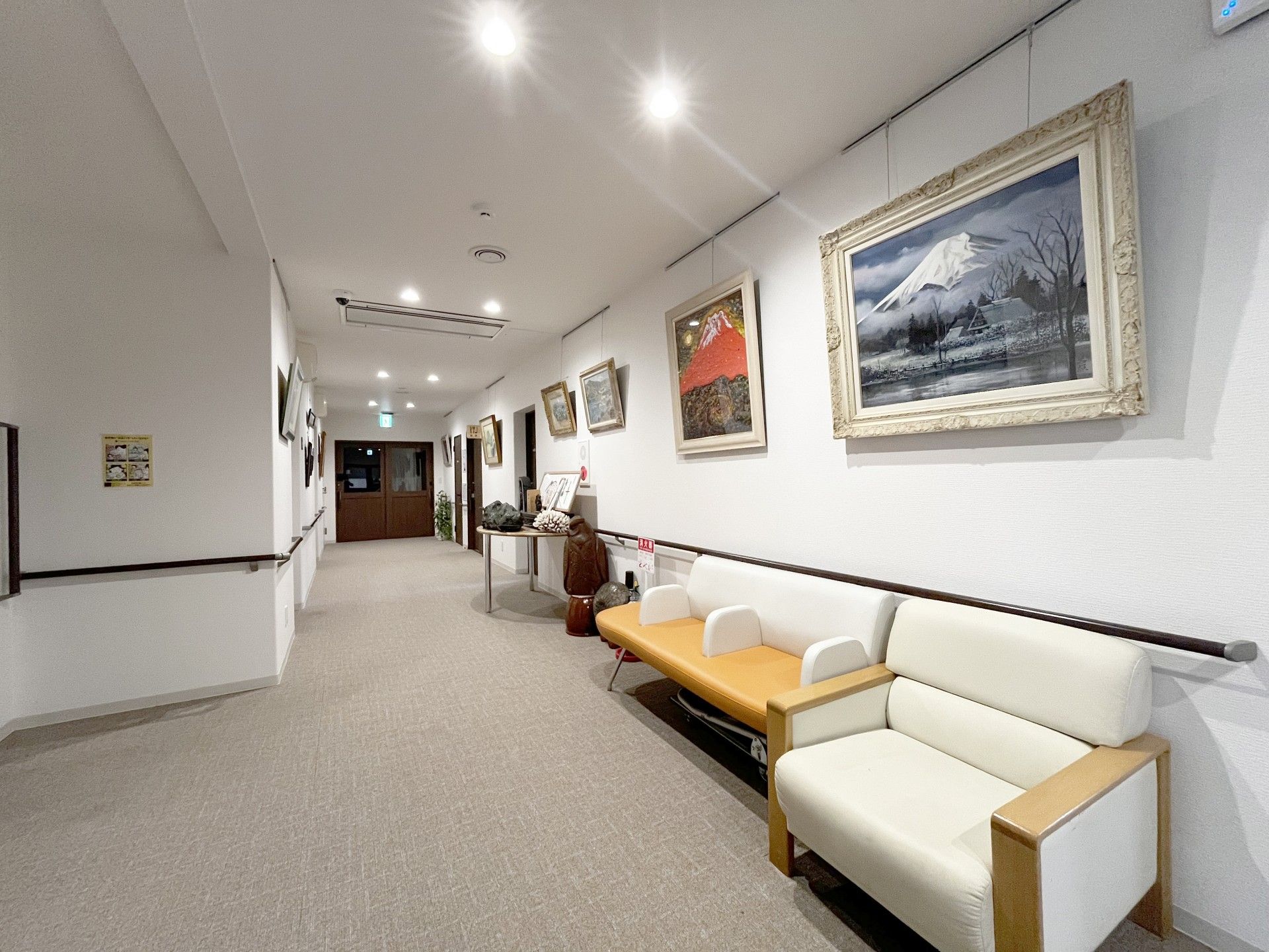 絵画が飾られた廊下