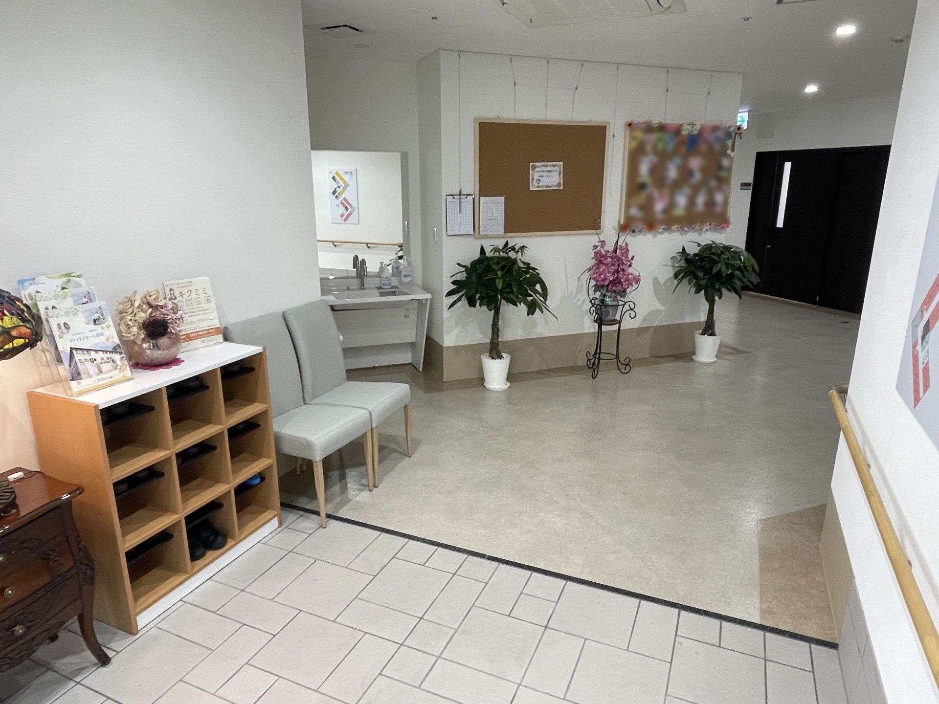 手すりのある入口