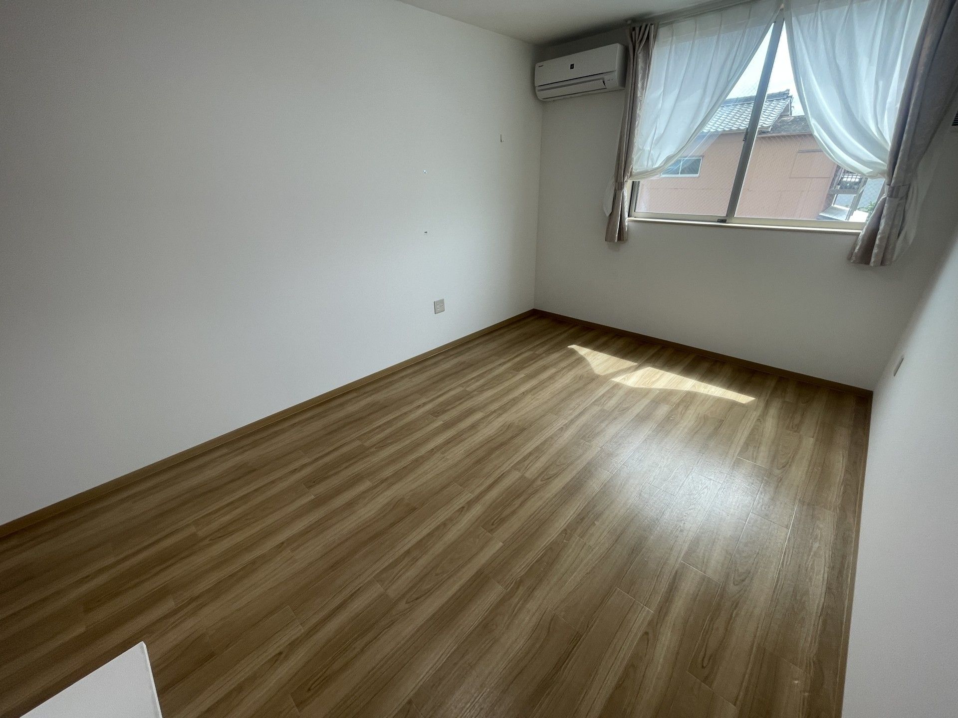 日差しが差し込む部屋
