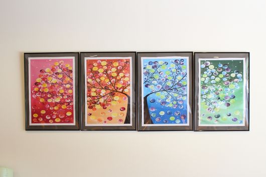 壁に飾られたアート作品