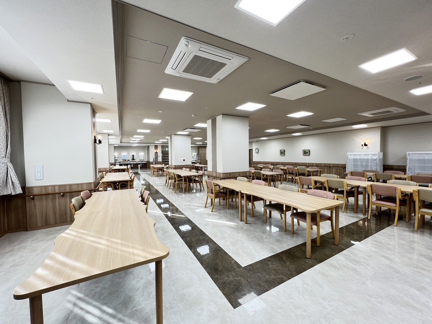 広々とした清潔な食堂