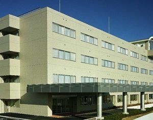 明るい外観の建物