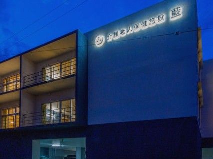 夜の建物外観
