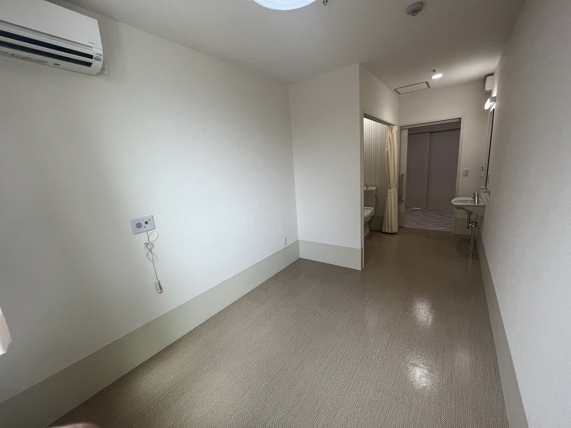 トイレと洗面台が完備された居室