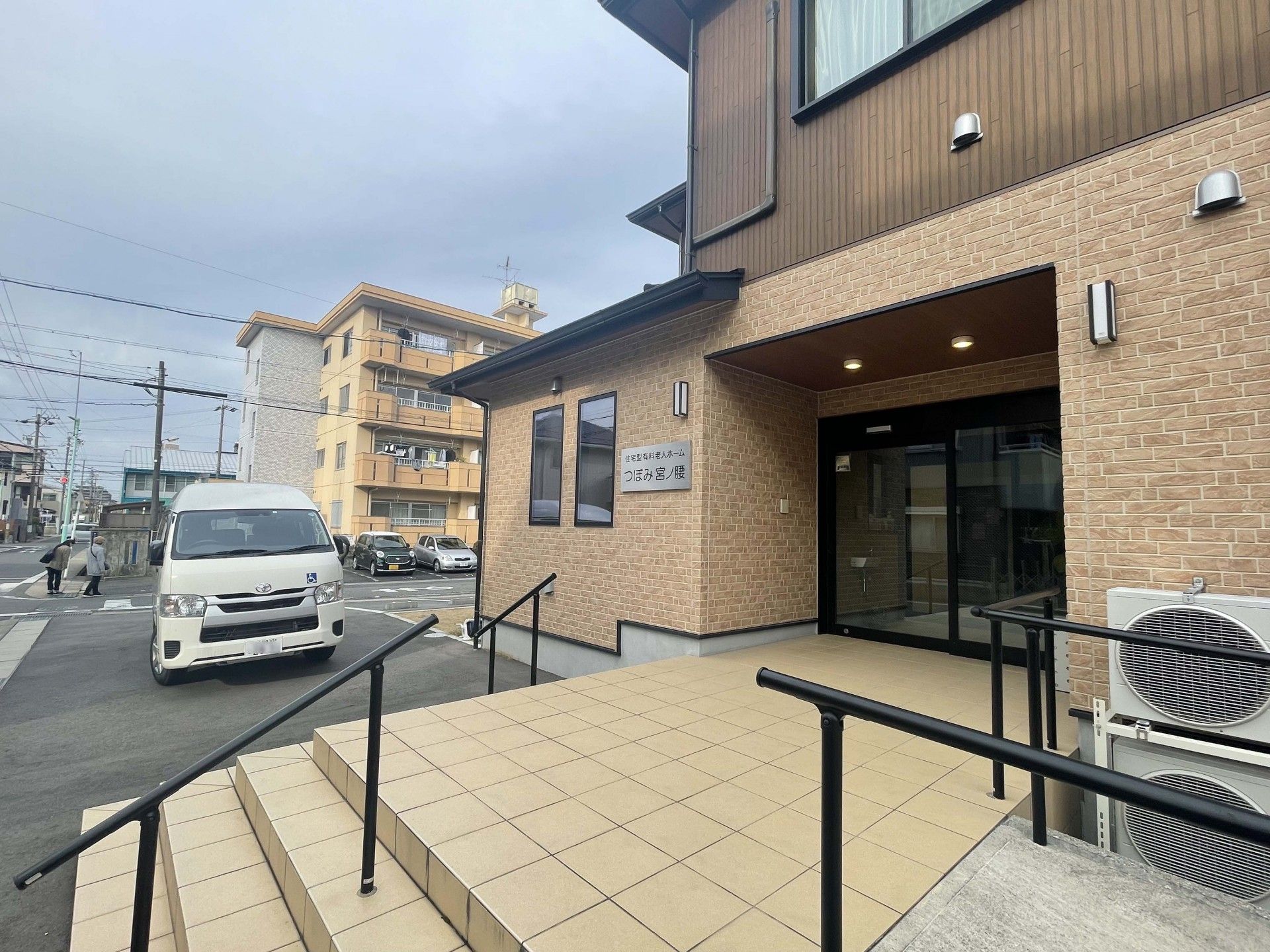 入口が広い建物の外観