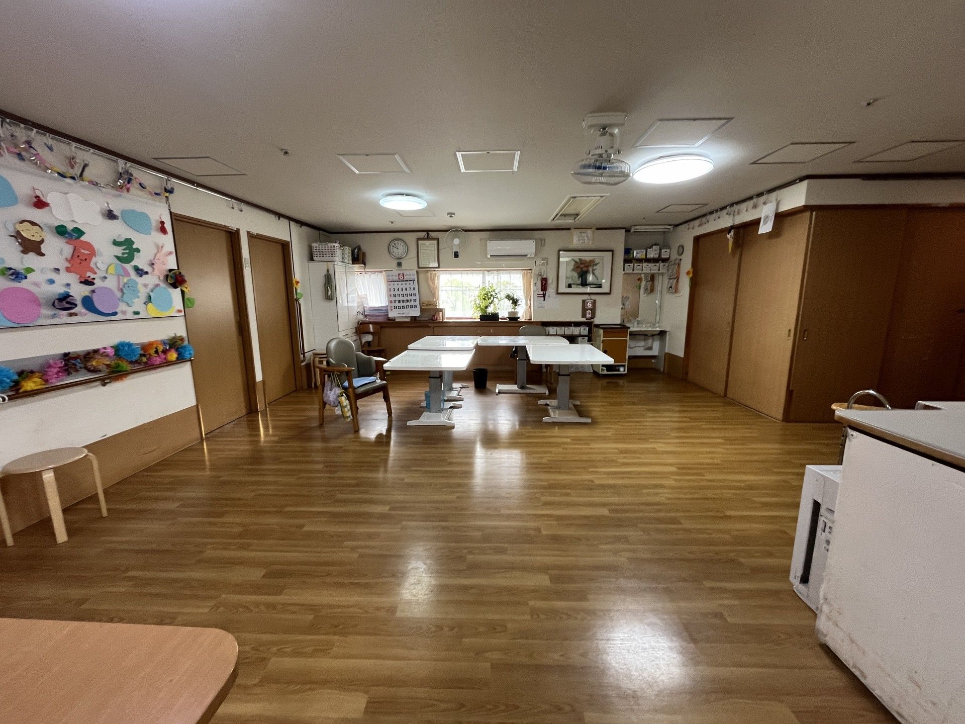 仲良く食事をしている高齢の男性と女性