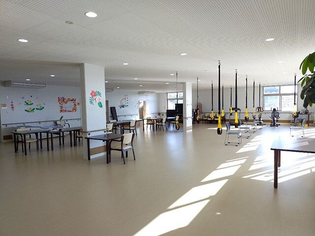 広々とした明るいリハビリ室