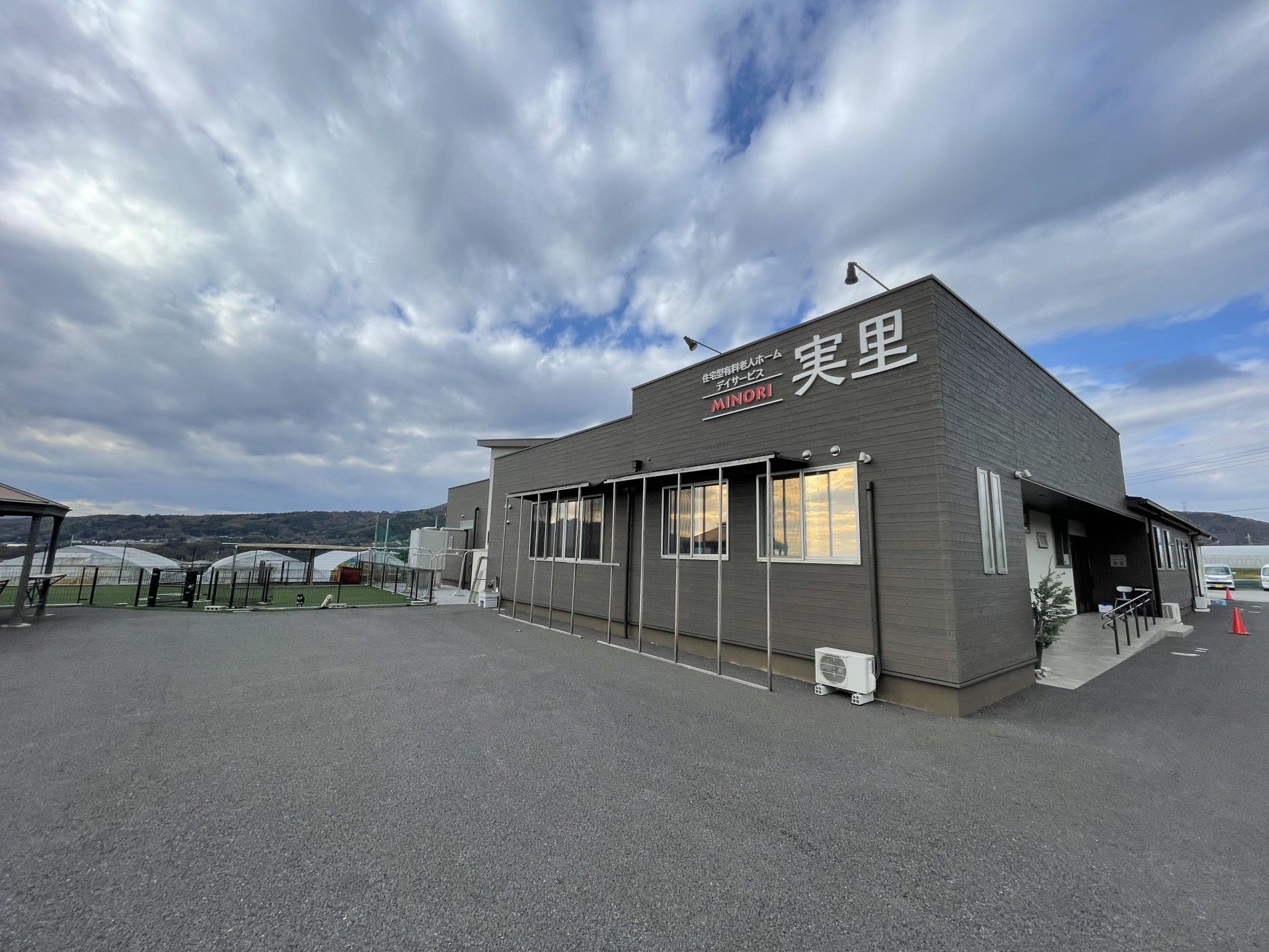 広い敷地の建物外観