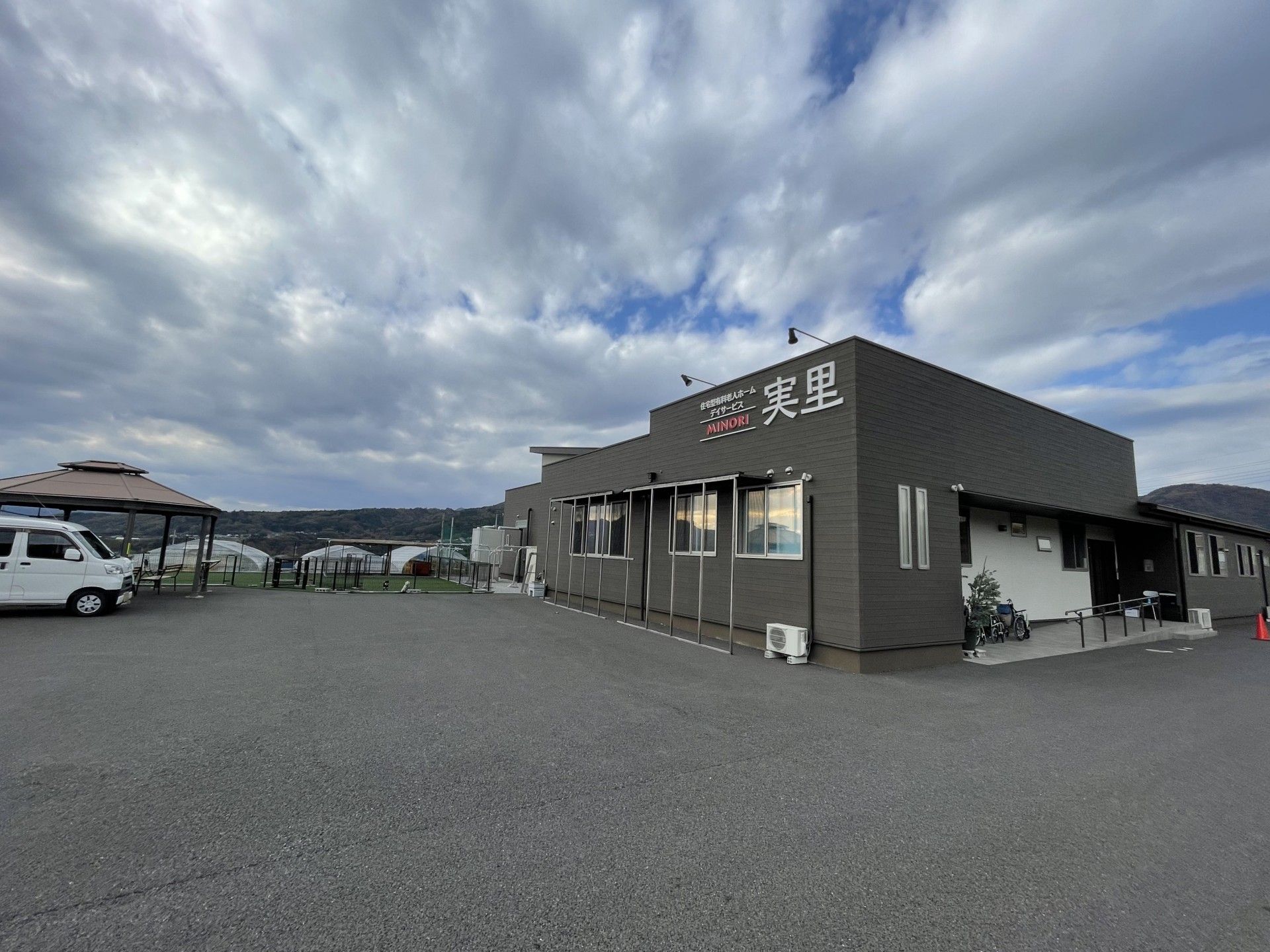広い駐車場の建物外観
