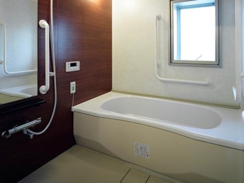 一人用のゆったりとした浴槽があり、壁には手すりが複数個所設置してある。非常ボタンも備え付けてあり、安心である。