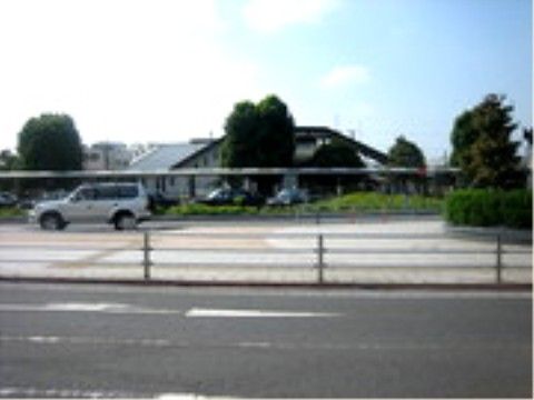 近くに駅があり、出かけるときなどに便利である。歩道が整備されているので、散歩コースとしても最適である。