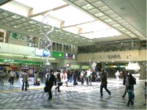 大きな駅が近くにあり、駅前での買い物や散策するのに便利である。来訪者様も電車で気軽に来ることができる。