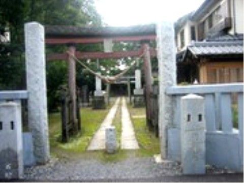 散歩コースにおすすめの神社が近くにあり、日々の適度な運動に最適である。神聖な場所で落ち着いた気分を感じることができる。
