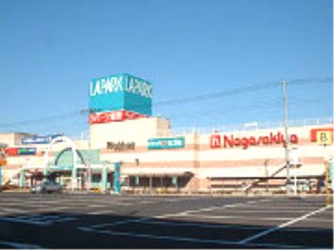 大型のショッピングセンターが近くにあり、日用品や食品などの買い物に便利である。駐車場があり、来訪者様とも気軽に出かけられる。