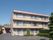 ３階建てのマンションのような建物である。建物の前は広場のようになっている。また、各お部屋にはベランダがついている。
