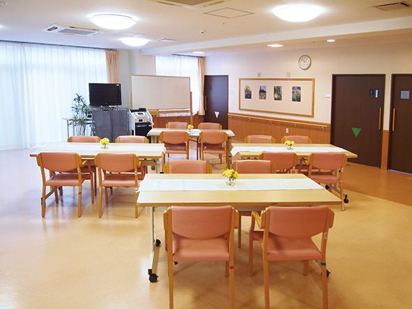 テレビやカラオケが備わり、大きな窓から光の差し込む広々とした食堂