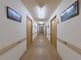 明るく広々とした廊下