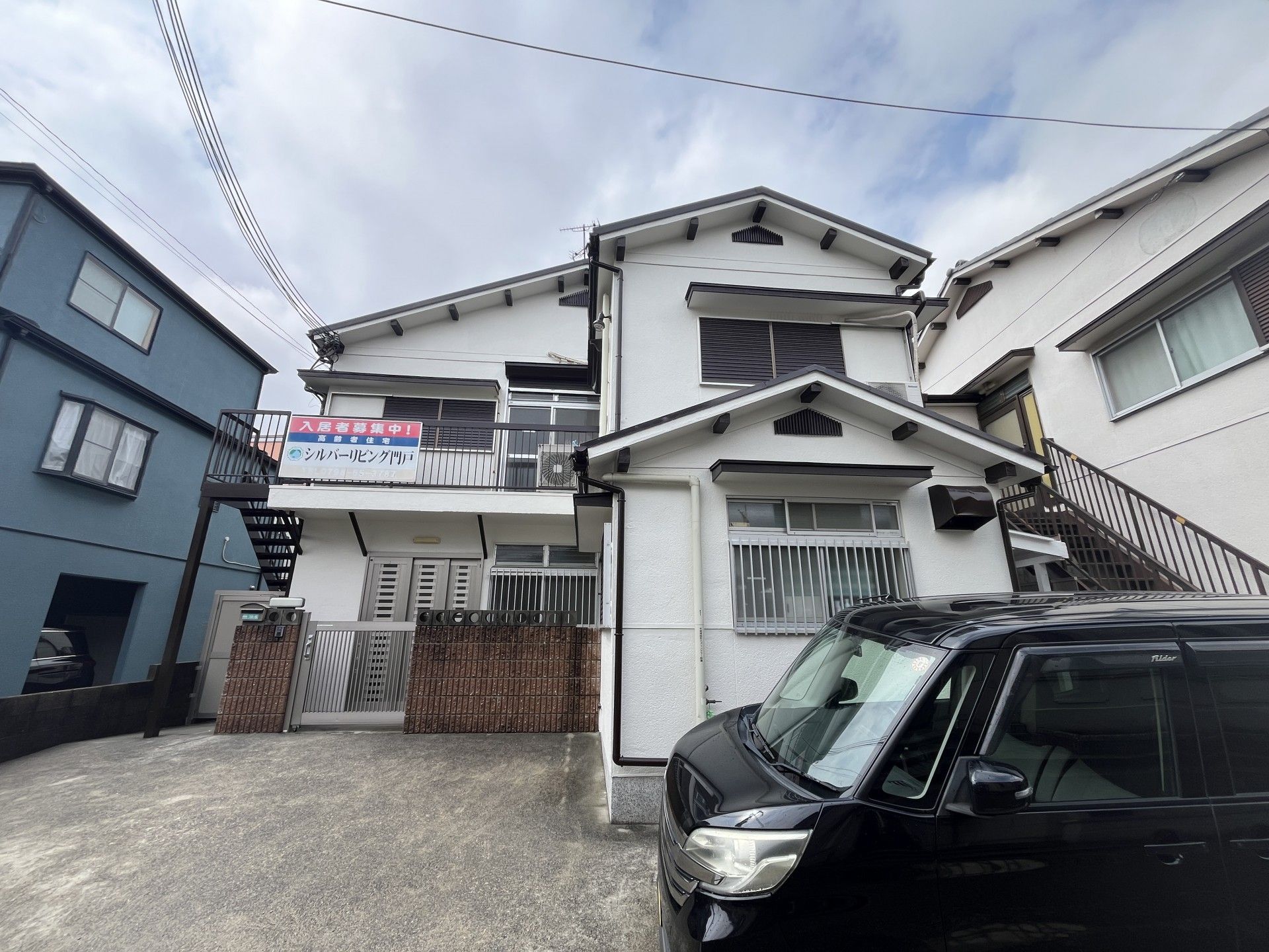 白い建物の外観