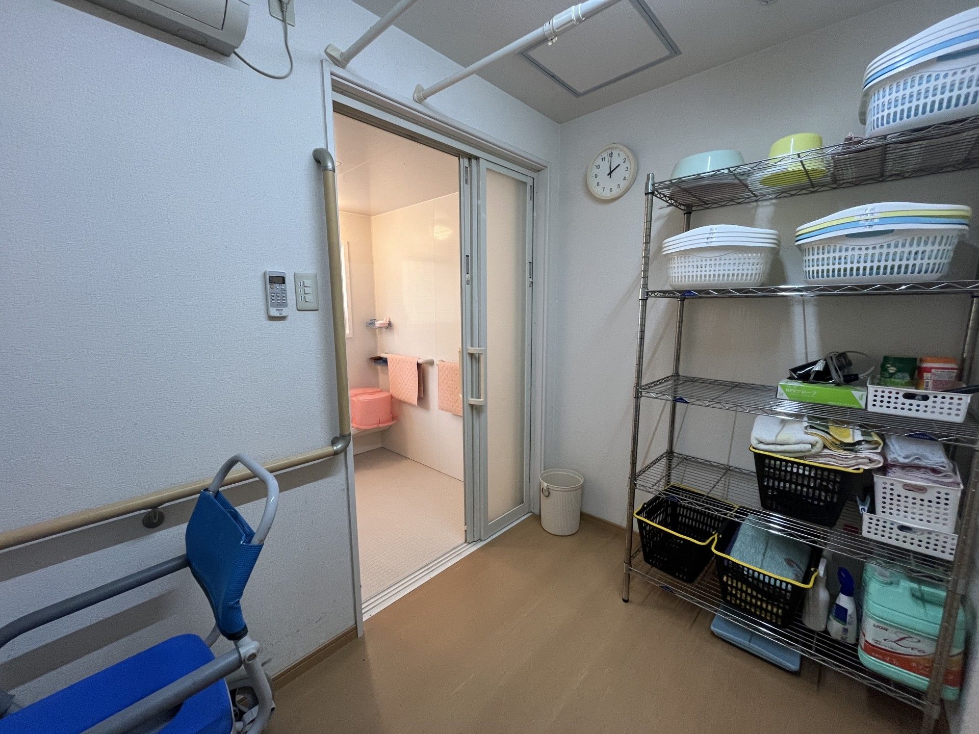 清潔な洗面所と収納棚