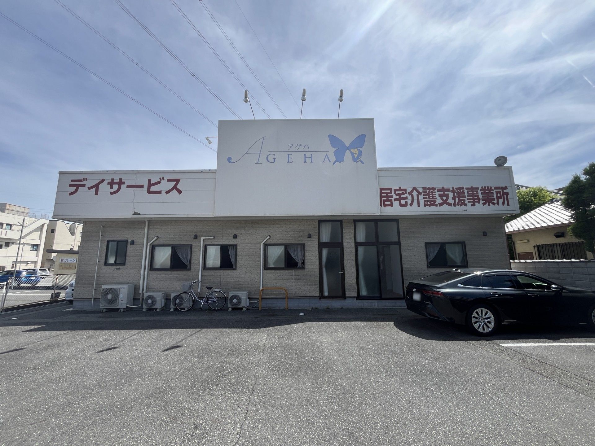 明るい外観の施設入口