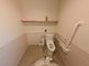 手すり付きトイレの明るい空間